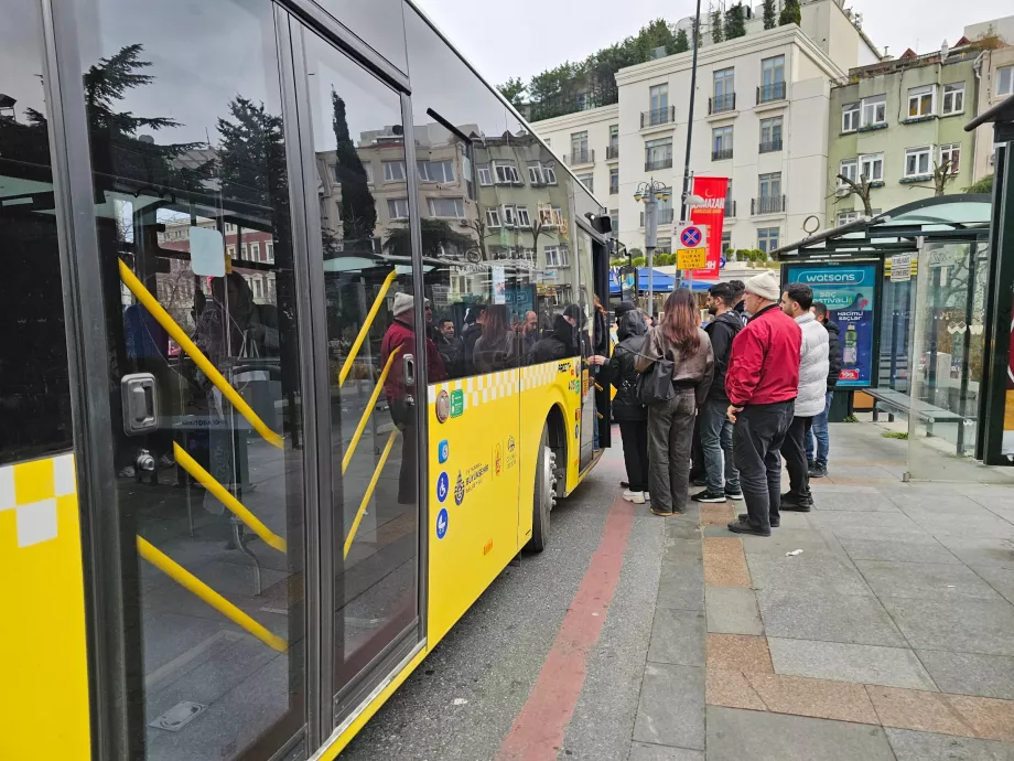 Salire sull'autobus solo dalla porta anteriore