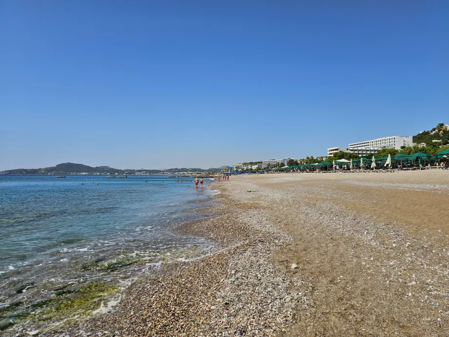 Spiaggia principale di Faliraki, alla periferia della città