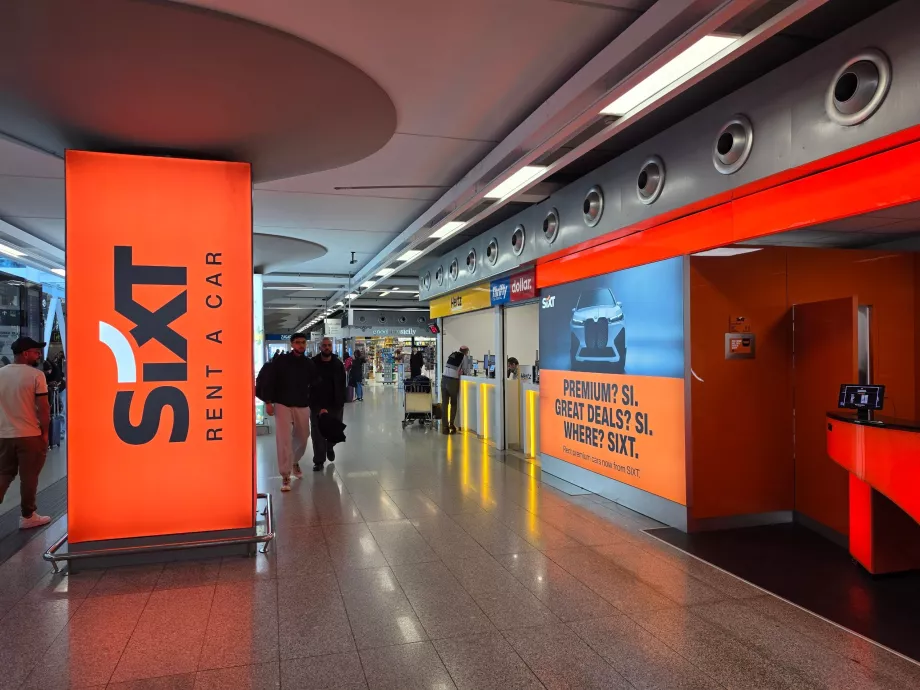 Alcuni sportelli di noleggio auto nel Terminal A