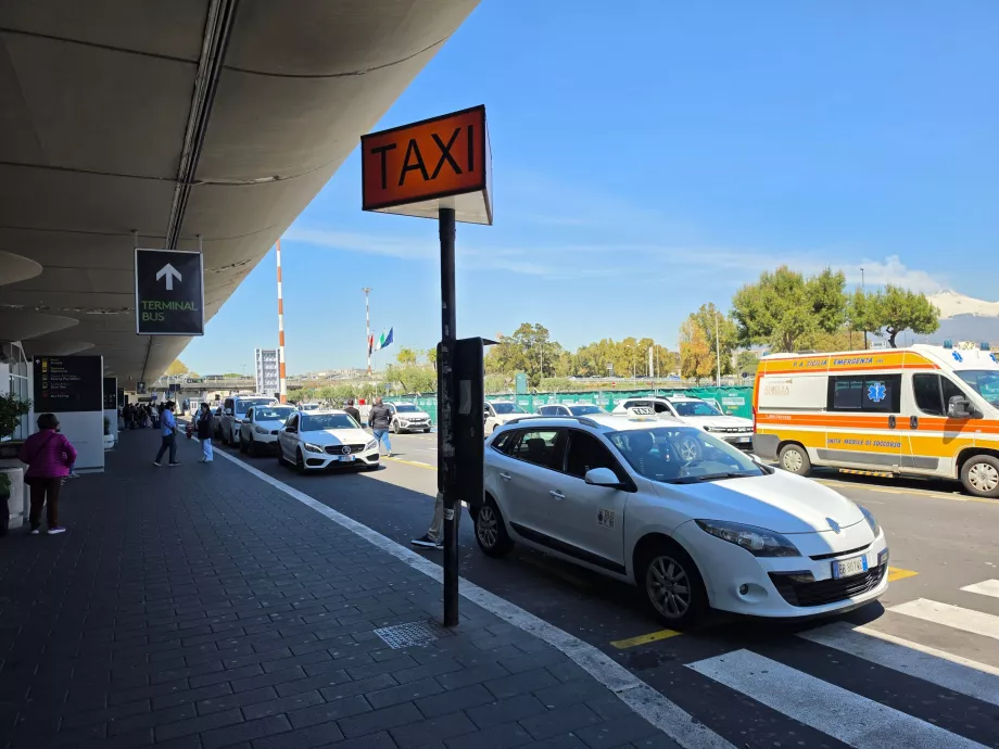 Fermata dei taxi di fronte al terminal