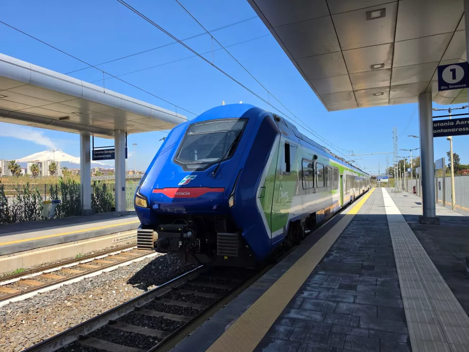 Treno Trenitalia alla stazione vicino all'aeroporto