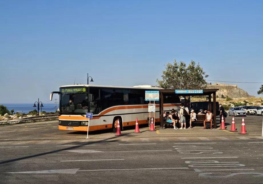 Fermata dell'autobus sulla strada principale, Lindos