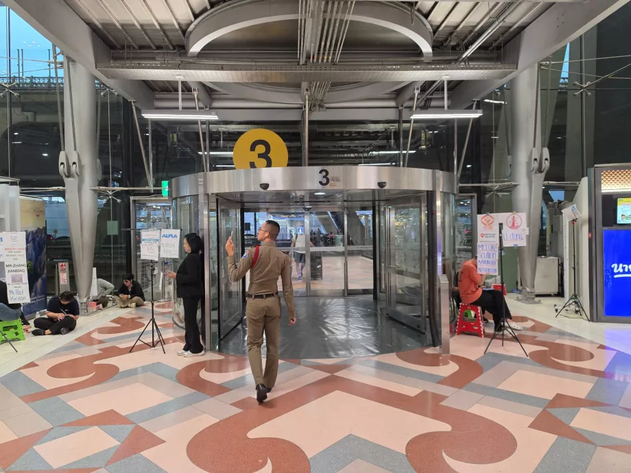 Uscita per l'autobus navetta all'aeroporto BKK
