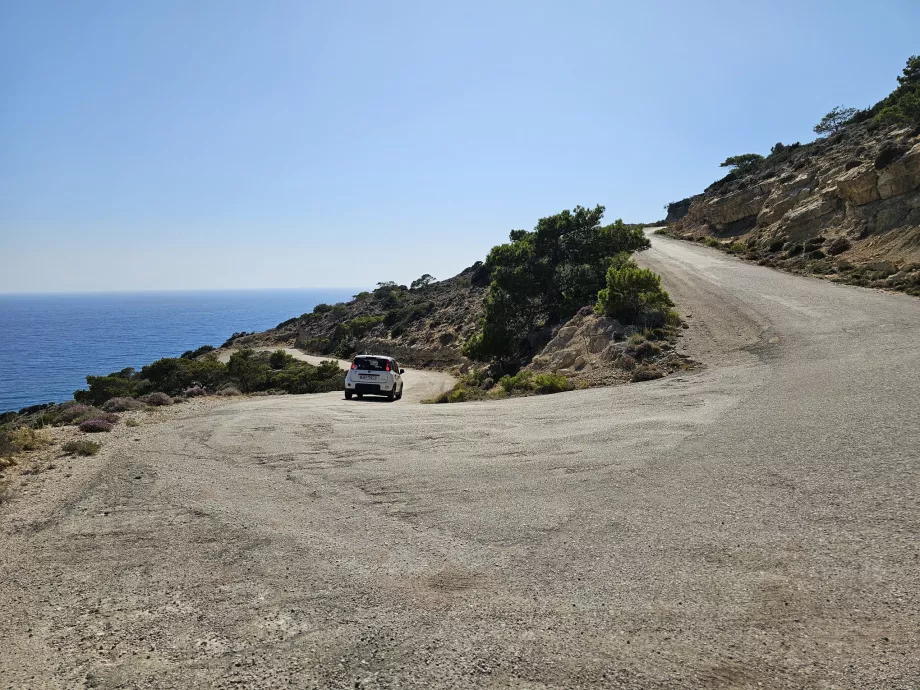Strada per la spiaggia di Fourni
