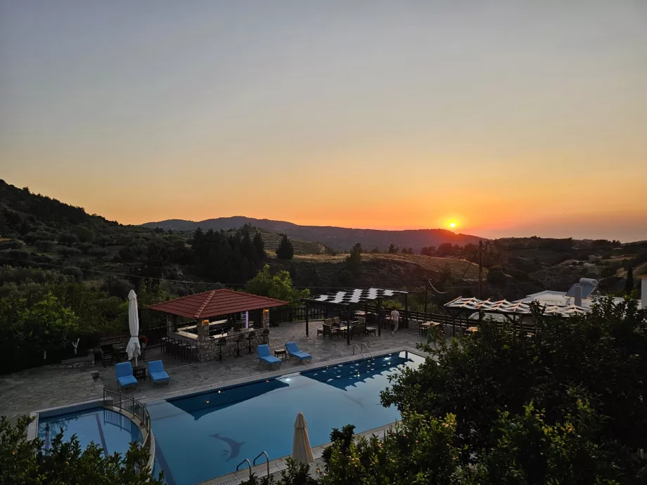 Tramonto nel villaggio di Empona