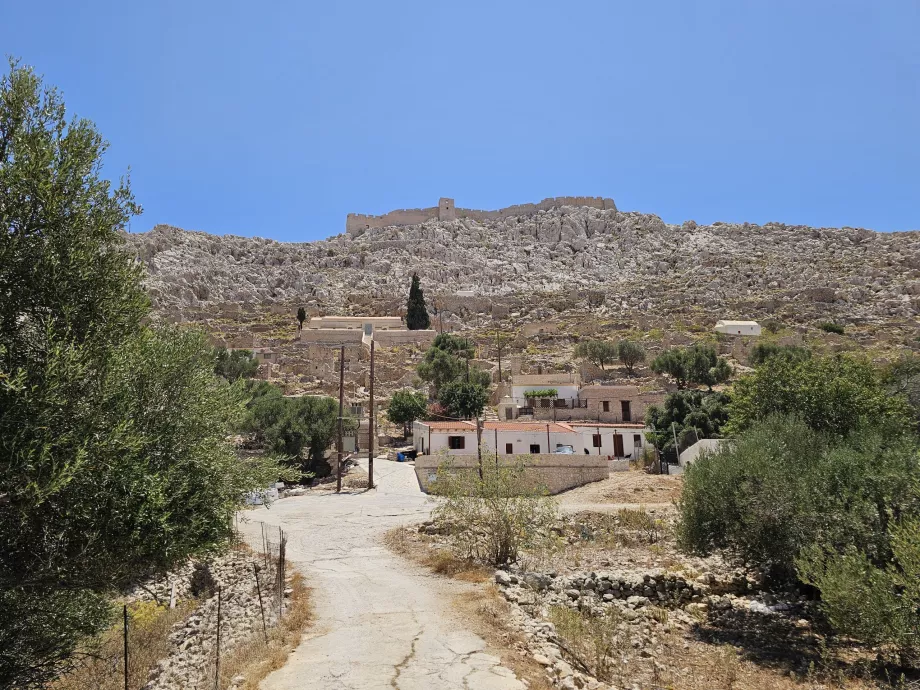 Il villaggio di Chorio sotto il castello di Chalki