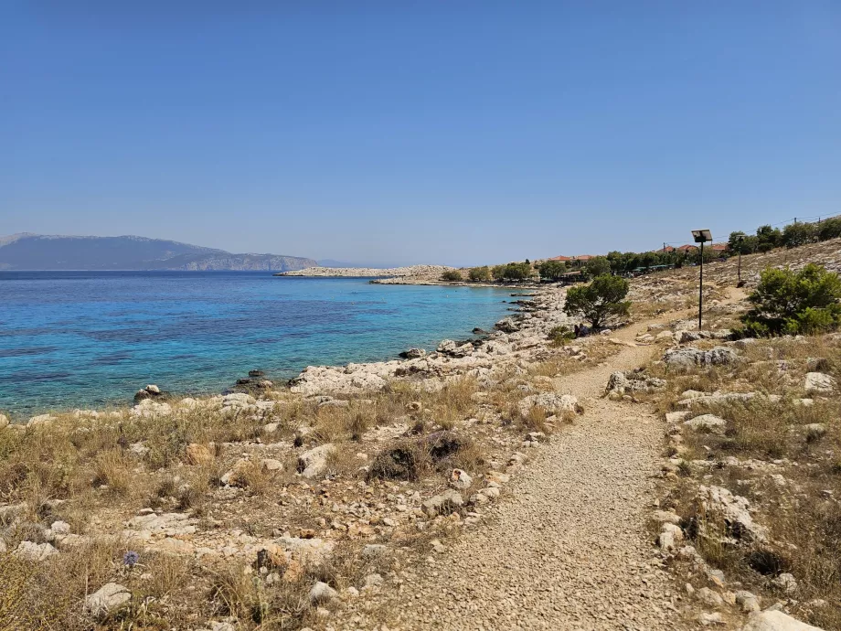 La strada per la spiaggia di Ftenagia