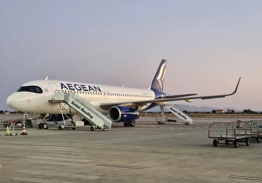 Airbus A320 all'aeroporto di Rodi