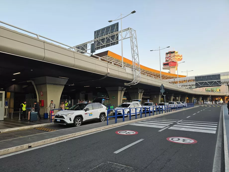 Stazione dei taxi proprio di fronte al terminal
