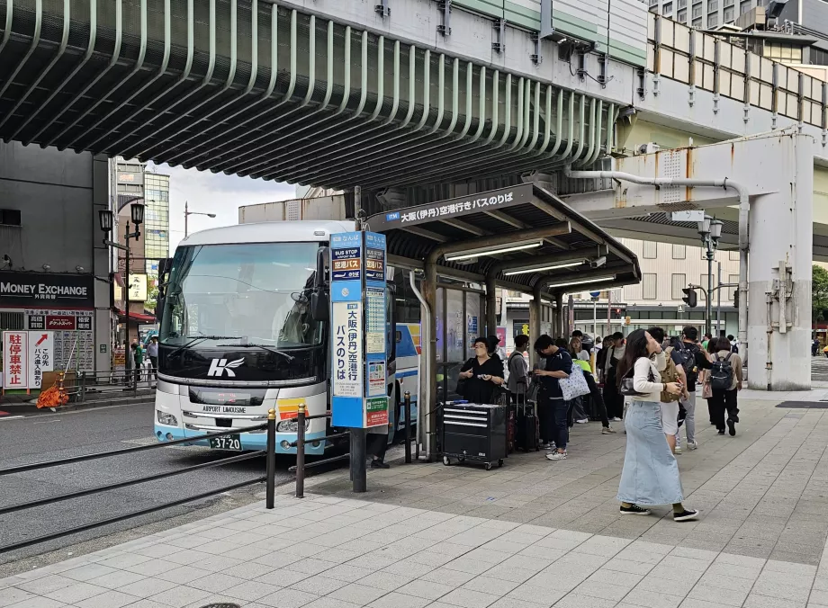Fermata dell'autobus alla stazione di Namba