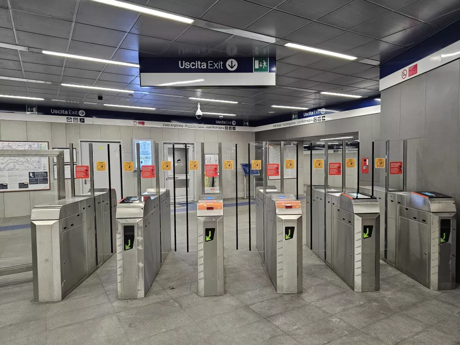 Tornelli all'uscita della metropolitana
