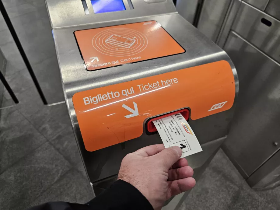 Inserimento del biglietto nel tornello
