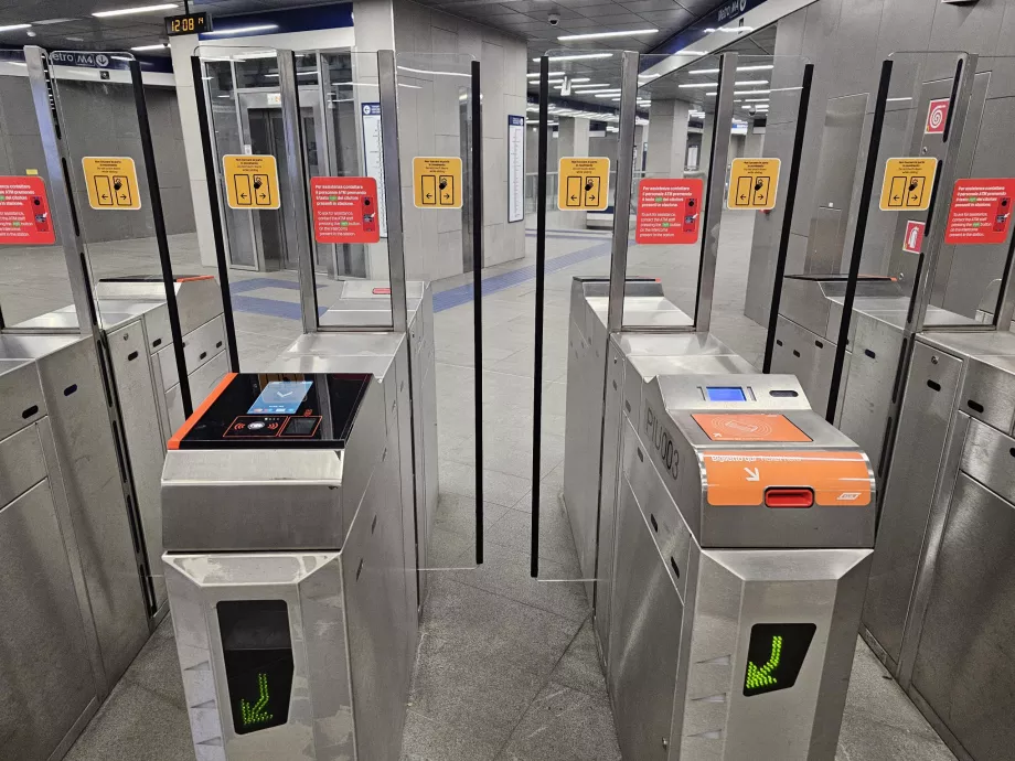 A sinistra tornello per il pagamento con carta contactless, a destra tornello per i biglietti cartacei