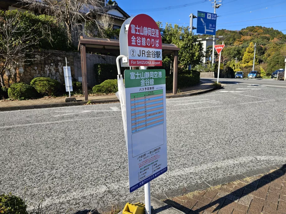 Fermata dell'autobus vicino al treno