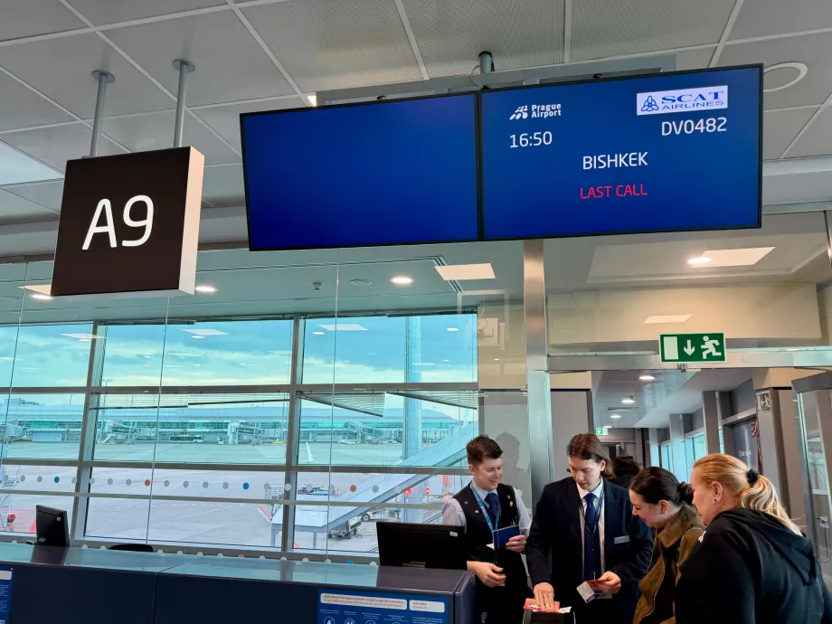Imbarco per il volo per Sanya via Bishkek