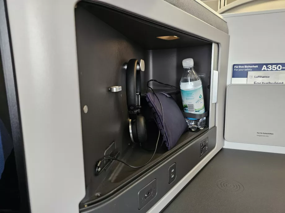 Cuffie, acqua e kit di cortesia