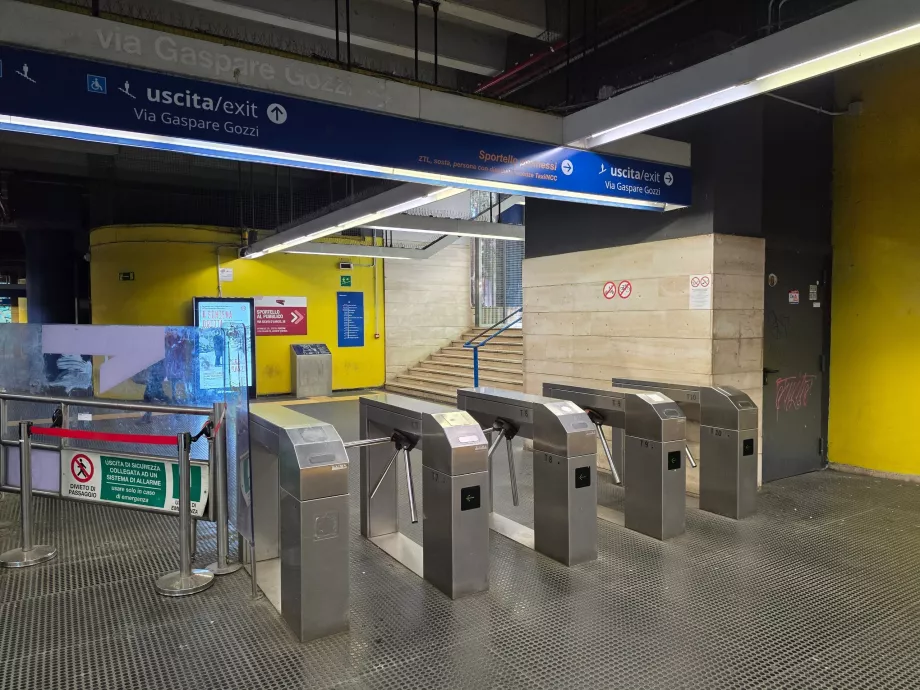 Uscita dalla stazione della metropolitana