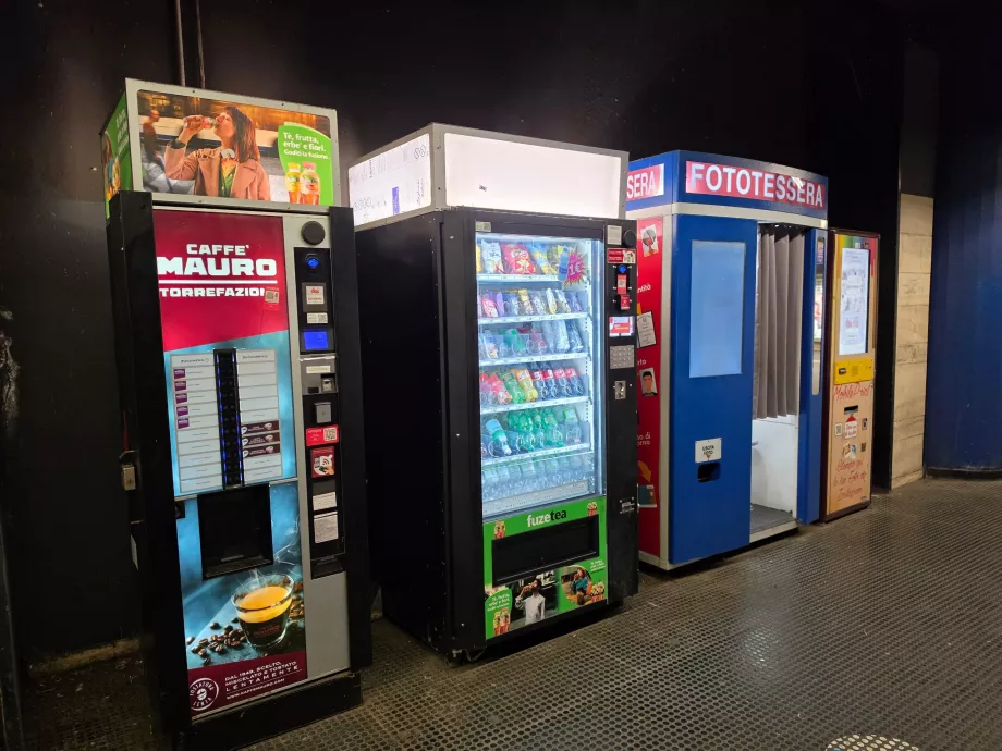Distributori di snack e foto nelle stazioni della metropolitana