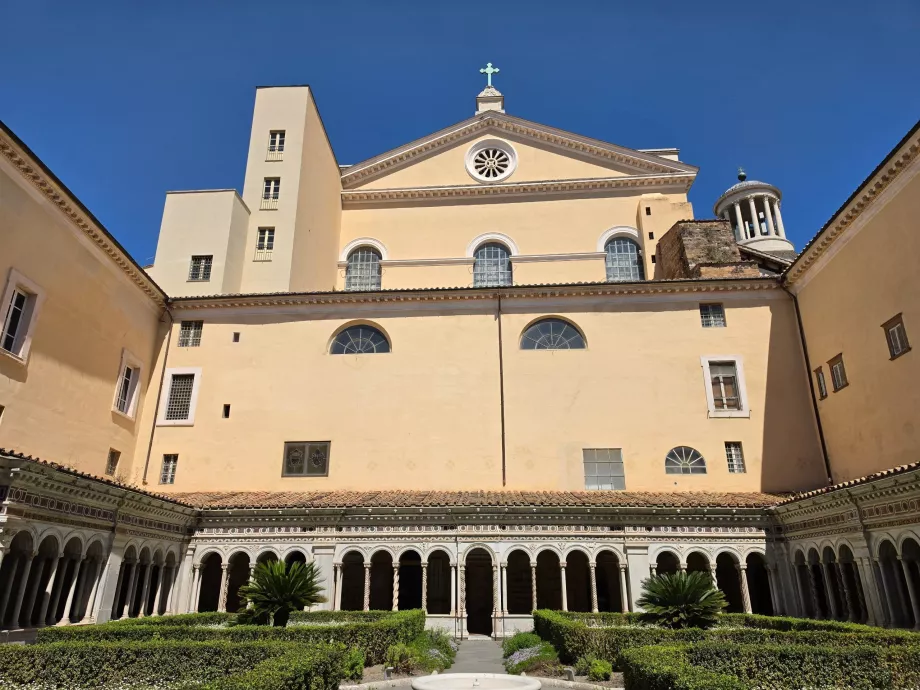 Basilica di San Paolo dietro le mura, cortile del monastero