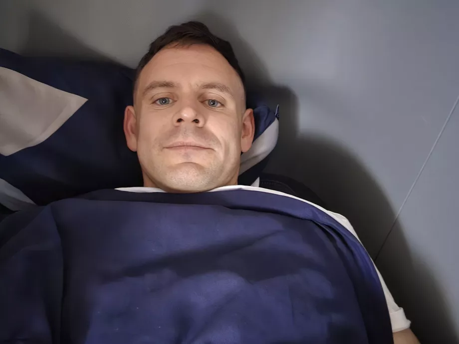 Christopher è sdraiato a letto