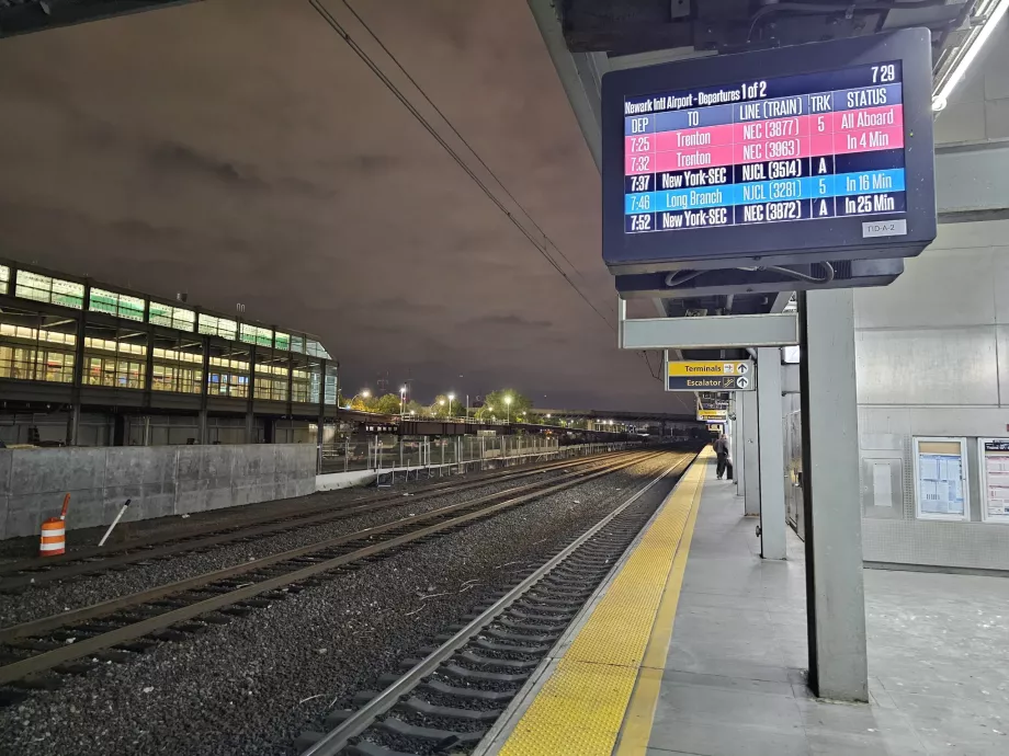 Binario e tabellone delle partenze della stazione ferroviaria di Newark