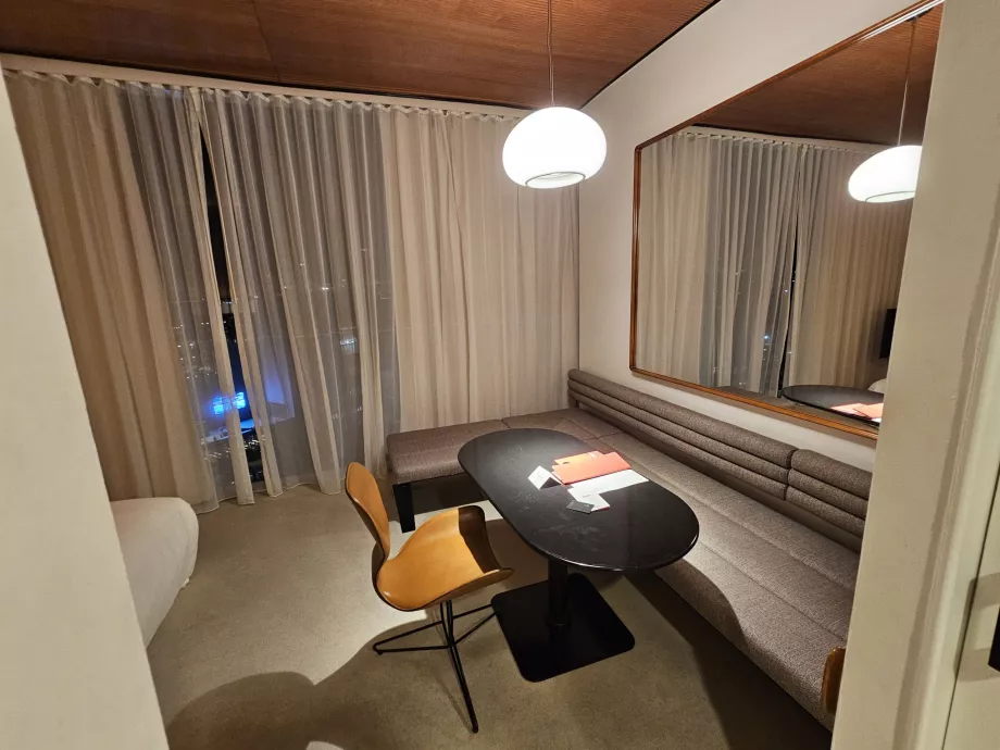 Camera, tavolo e divani