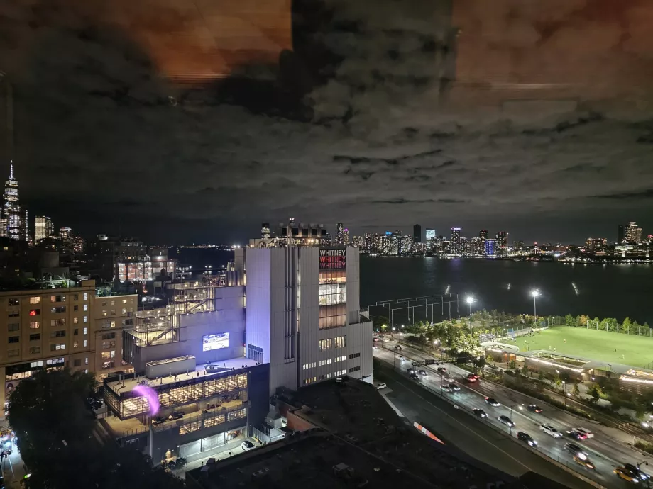 Vista notturna del fiume Hudson