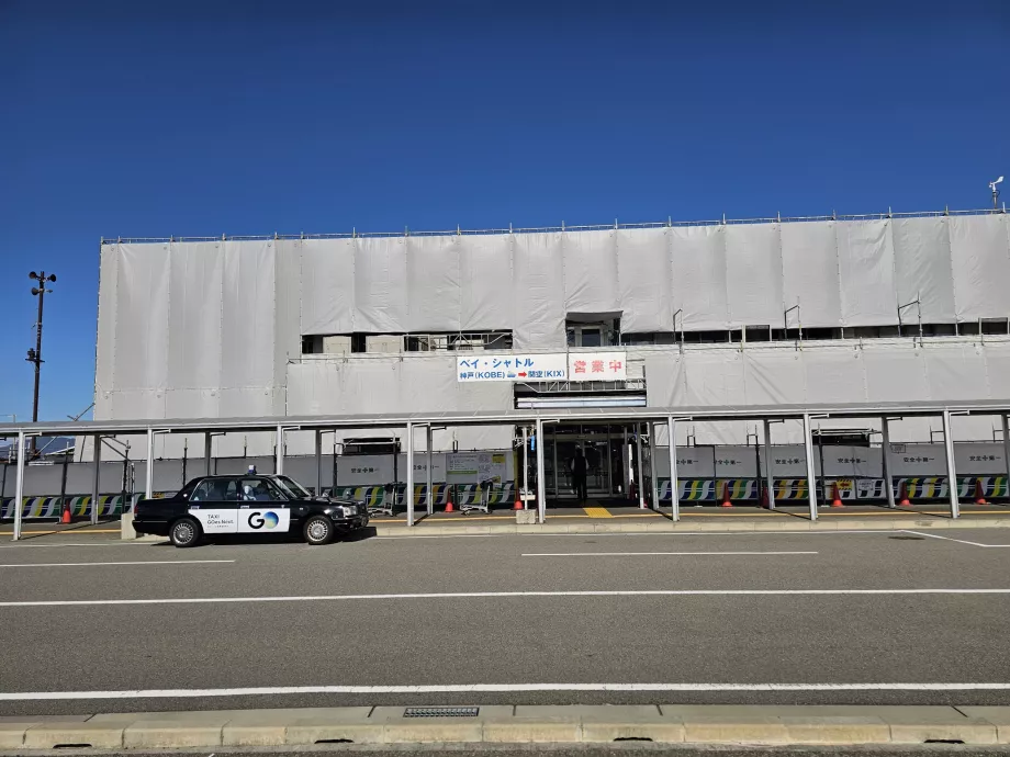 Molo di attracco della barca verso l'aeroporto di Osaka