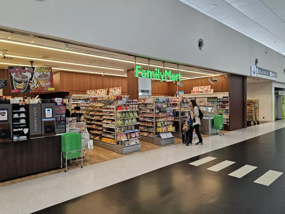 FamilyMart, Terminal 1, area pubblica