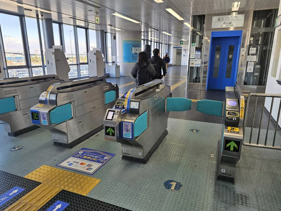 Tornelli all'ingresso della piattaforma