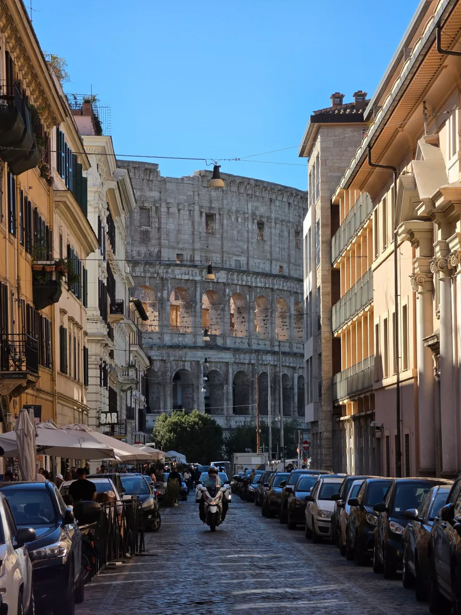 Veduta del Colosseo da una strada secondaria