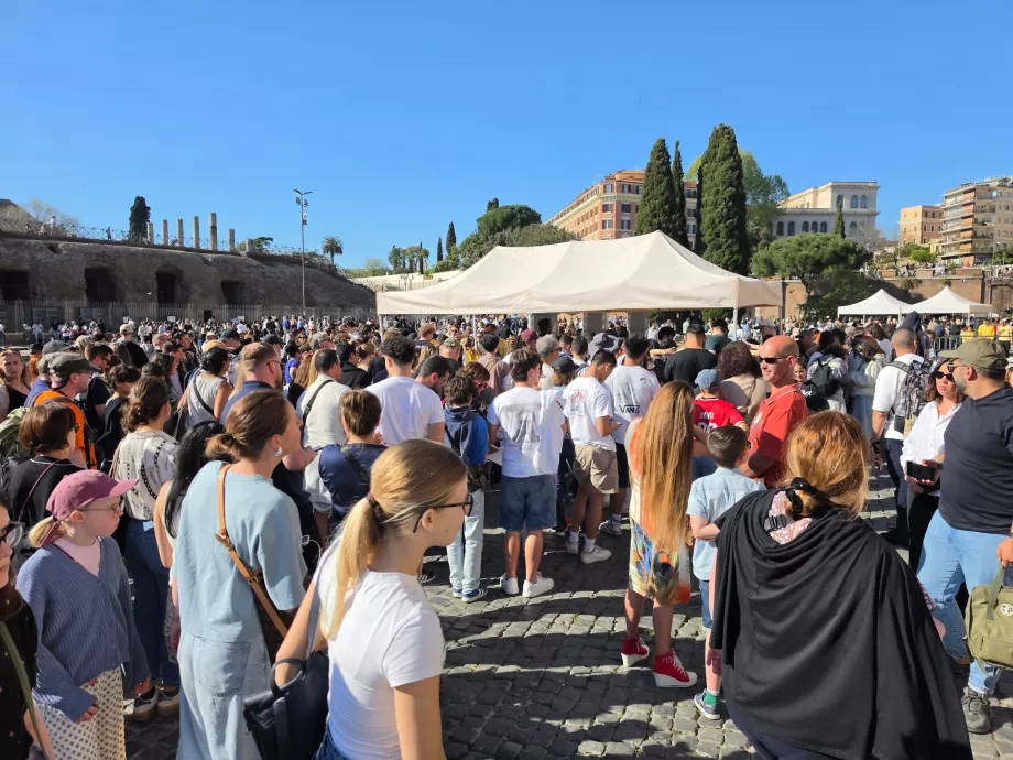 Folla in attesa di entrare nel Colosseo