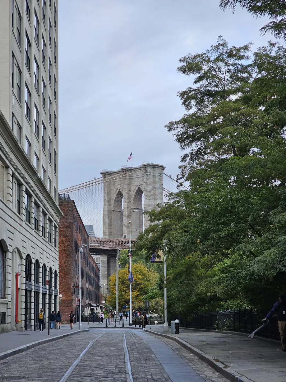 Vista del ponte di Brooklyn da Dumbo