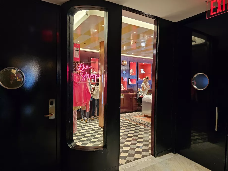 Negozio al piano terra dell'hotel