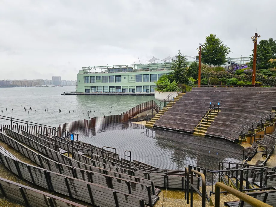 Isola Piccola, anfiteatro