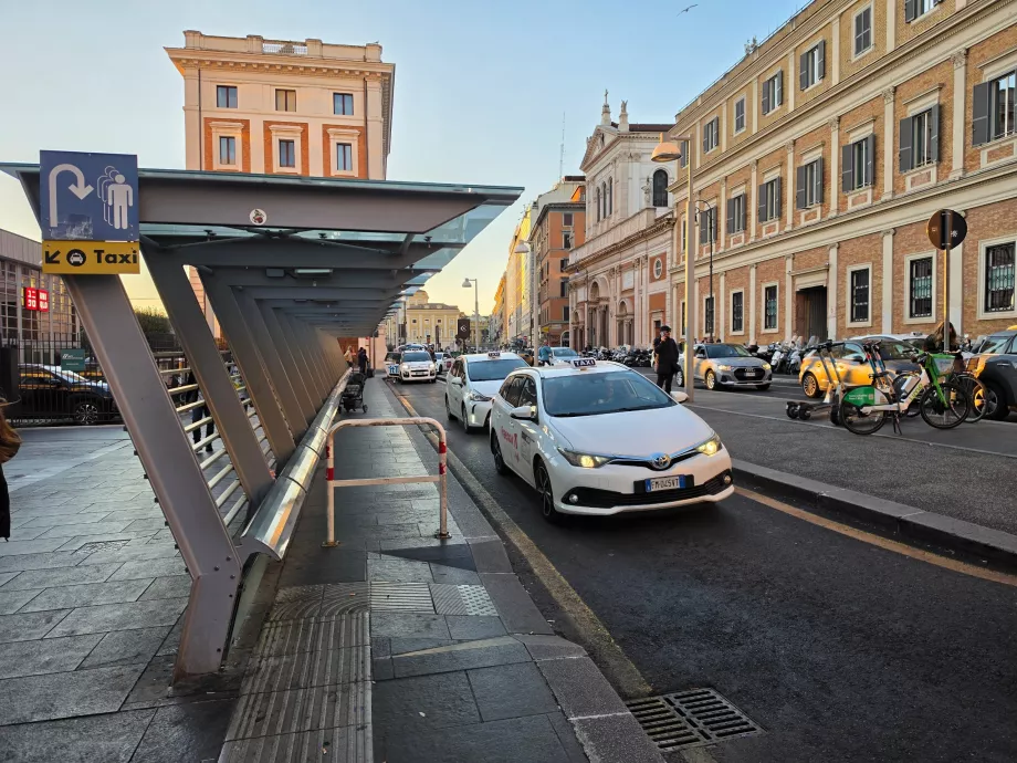 Fermata dei taxi di fronte alla stazione di Roma Termini