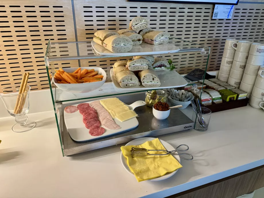 Baguette, salame, prosciutto e formaggio