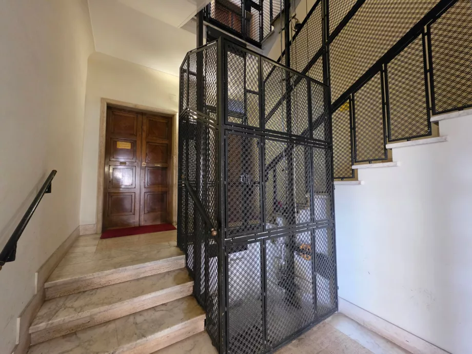 L'Hotel Domus Giulia è situato al 1° piano