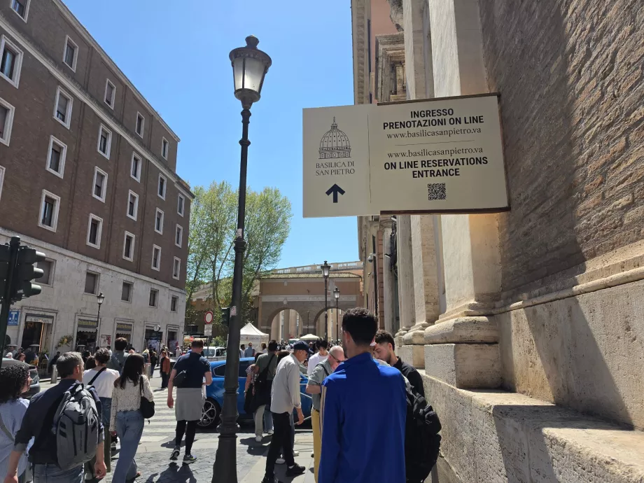Coda per la Basilica di San Pietro (con prenotazione)