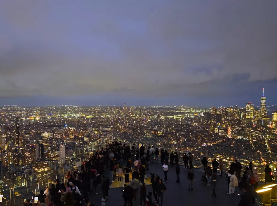Il belvedere "The Edge" di notte