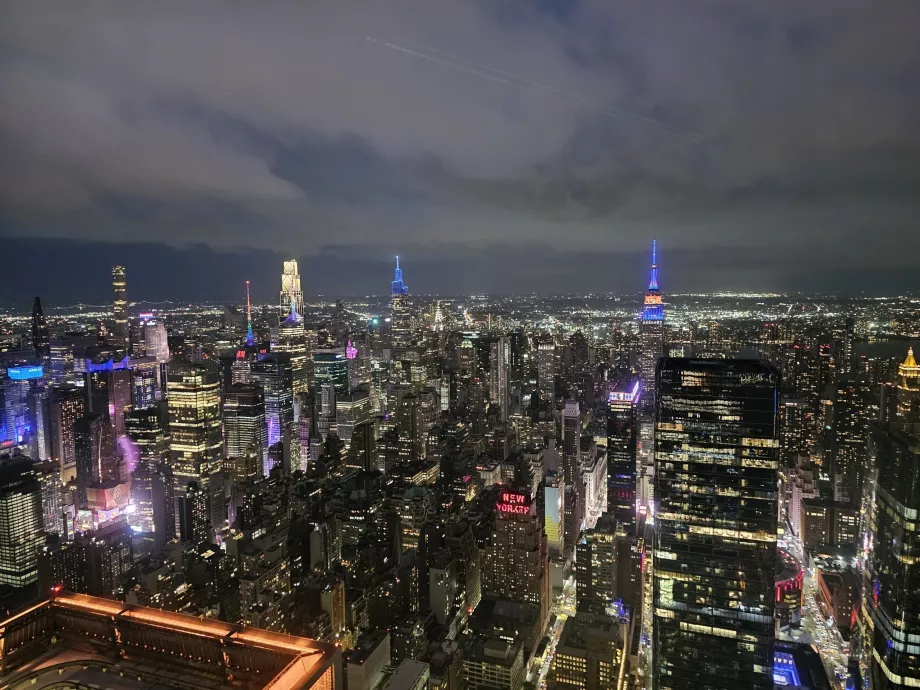 Il belvedere "The Edge" di notte