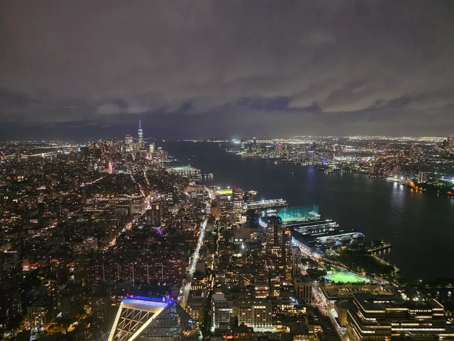 Vista notturna da "The Edge"