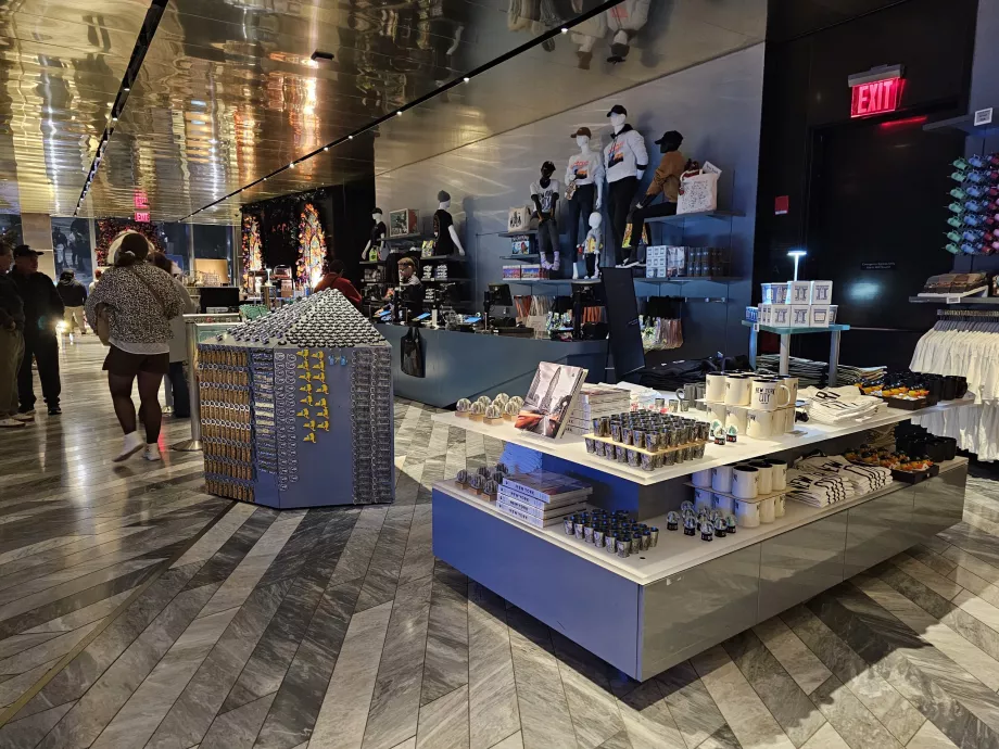 Il negozio di souvenir all'uscita da "The Edge"