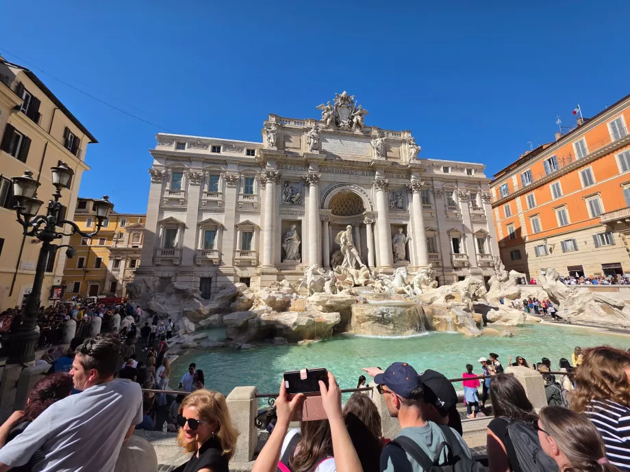 Folla davanti alla Fontana di Trevi
