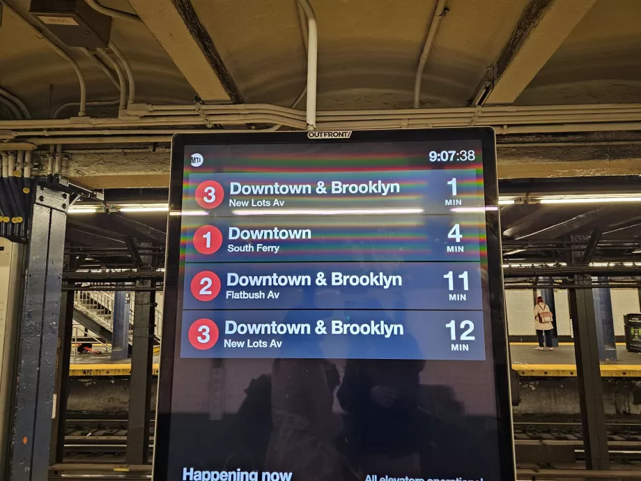 Pannelli informativi per le partenze della metropolitana