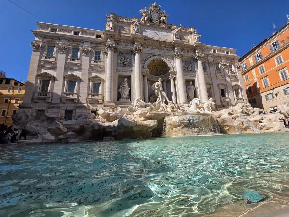 Fontana di Trevi, vista dalla galleria a pagamento