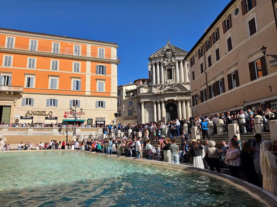 Galleria a pagamento vicino all'acqua e area pubblica gratuita sopra le scale