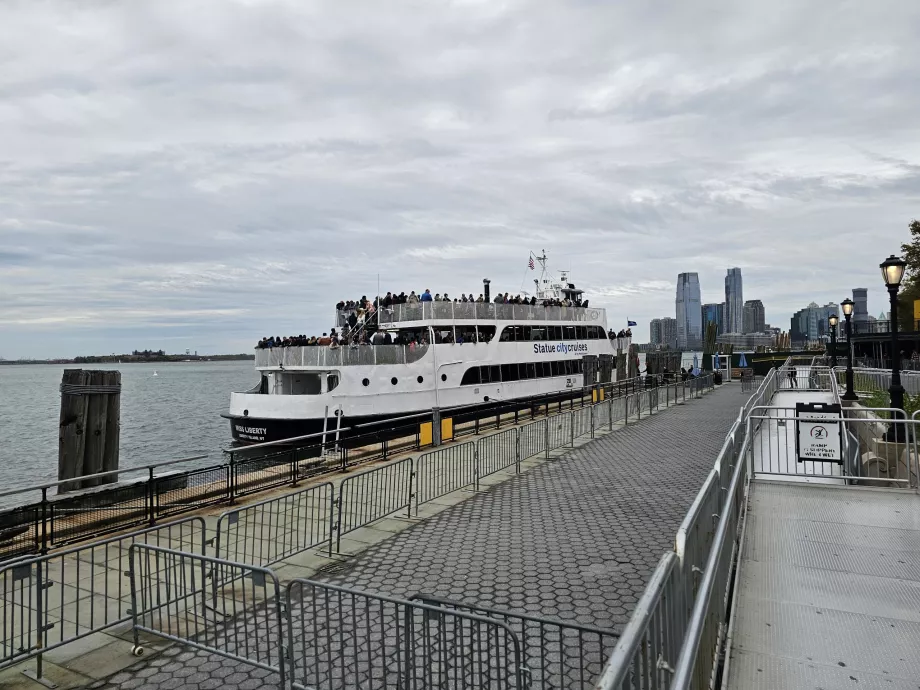 Darsena delle barche Crociere della città della statua