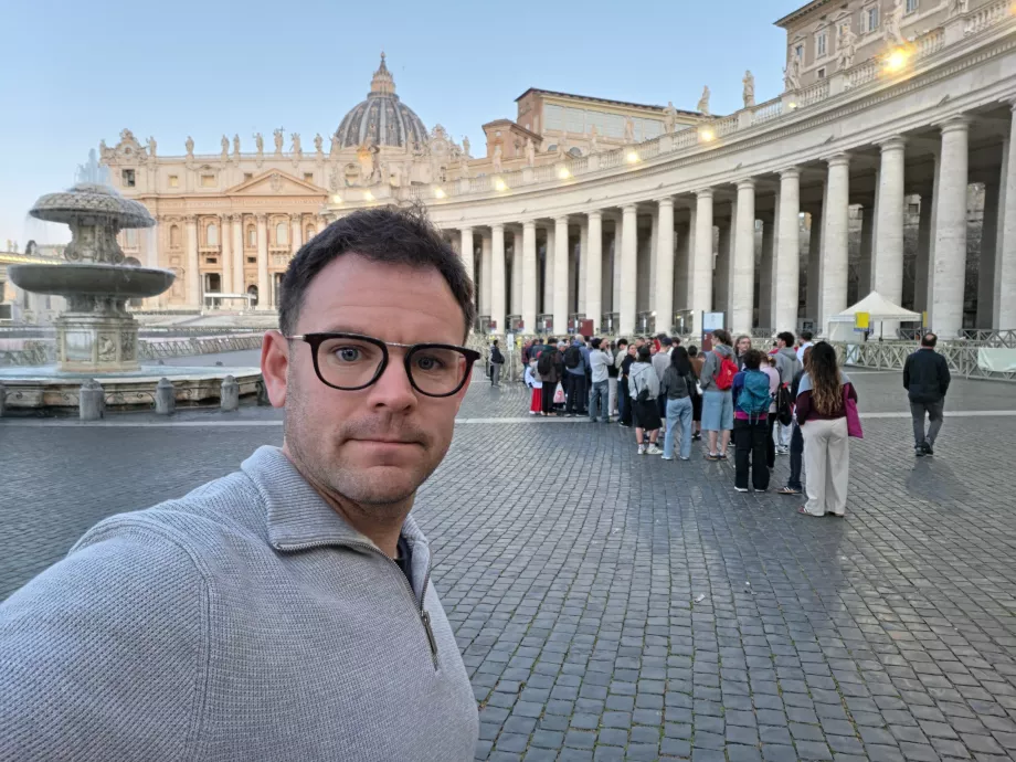 Breve coda per la Basilica di San Pietro al mattino presto