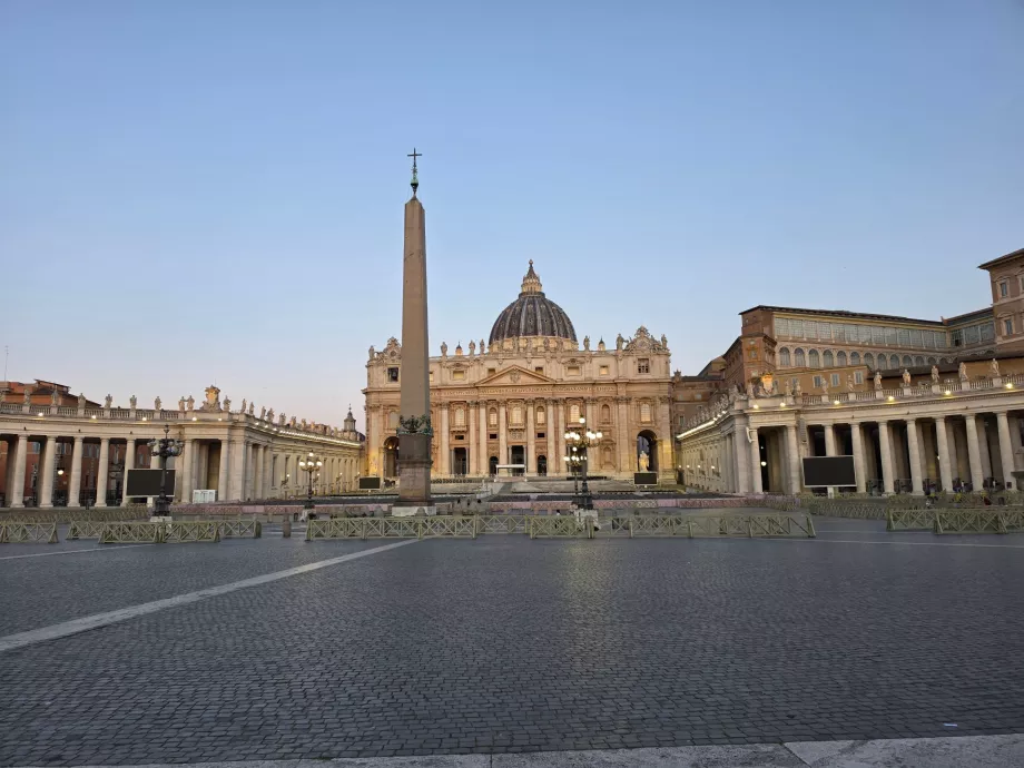Piazza San Pietro al mattino